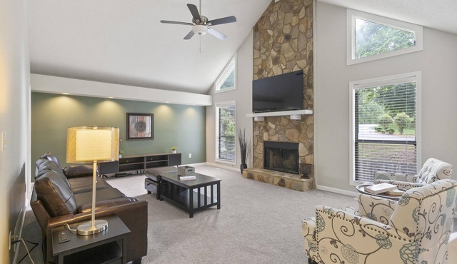 Spacious family cabin 5 mins from Kennesaw State. Pet Friendly