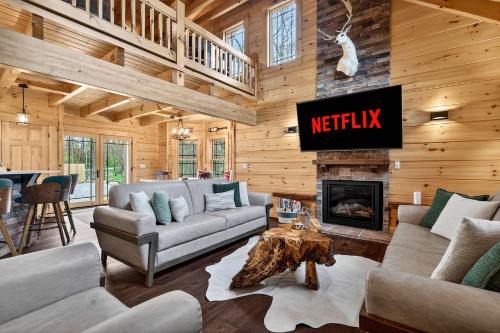 Spacious family cabin with game room and backyard