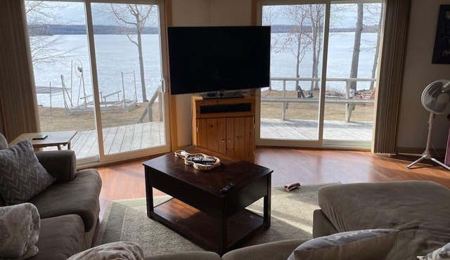 Spacious family cottage with huge deck on a beautiful lake. Pet friendly!