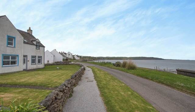 Spacious family cottage with open fire and garden overlooking the sea.