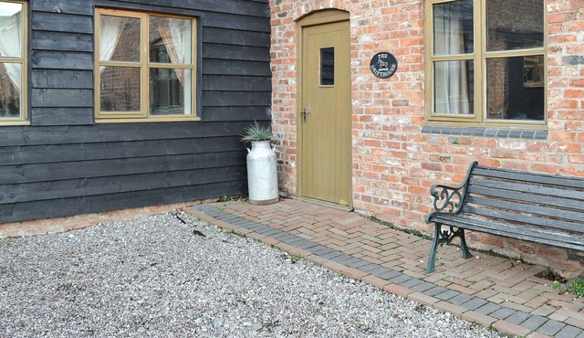 Spacious, family cottage with original features and enclosed courtyard, Tattenhall, Chester Zoo and