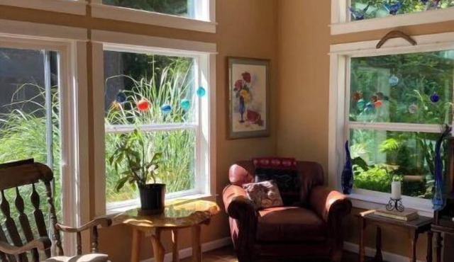 Spacious, family & dog friendly garden oasis home in Yelm, WA.