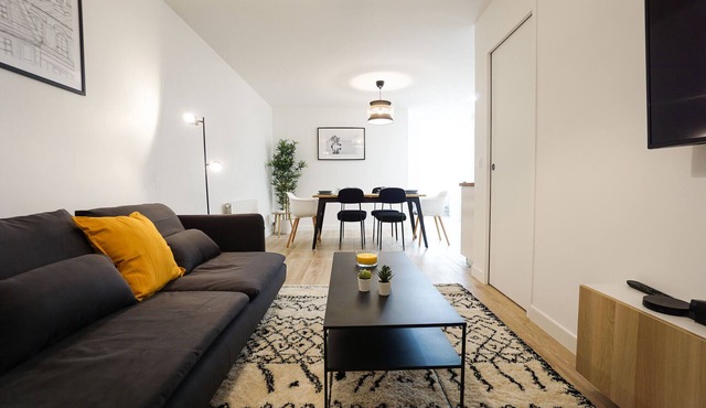 Spacious family duplex apartment - Eiffel Tower