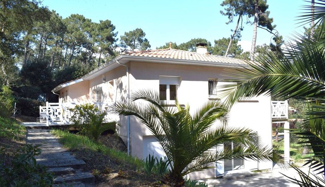 Spacious family villa with terraces 500m from the Basin