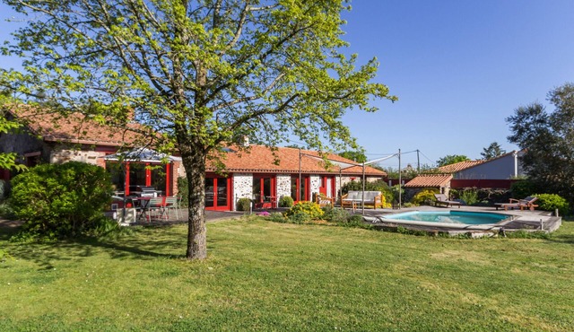 Spacious family lodge with natural pool, near Nantes
