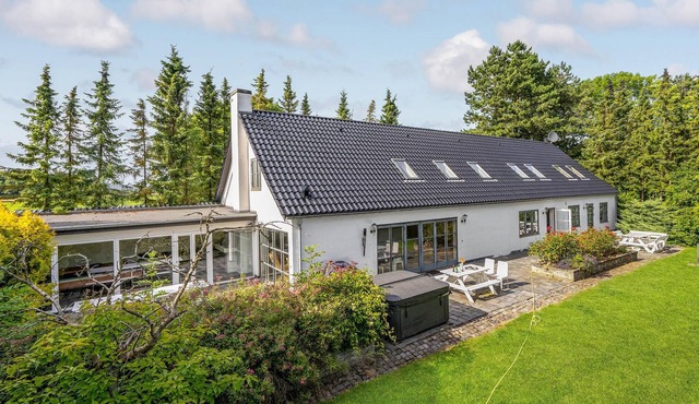 Spacious family friendly cottage with pool, activity room and sauna.