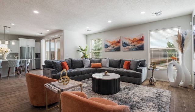 Spacious Family Friendly 5BR Retreat Sandia Views Movie Lounge + Fenced Yard