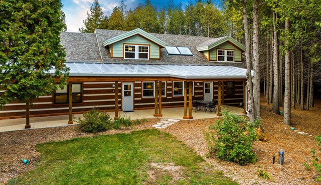 Spacious Family-Friendly Cottage on 7.5 acre peaceful wooded area