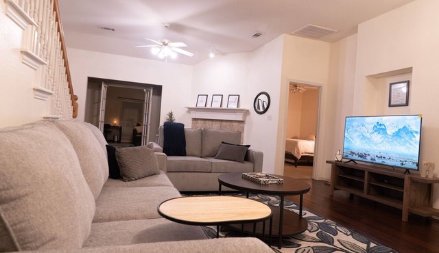 Spacious family friendly home. Close to shopping and restaurants.