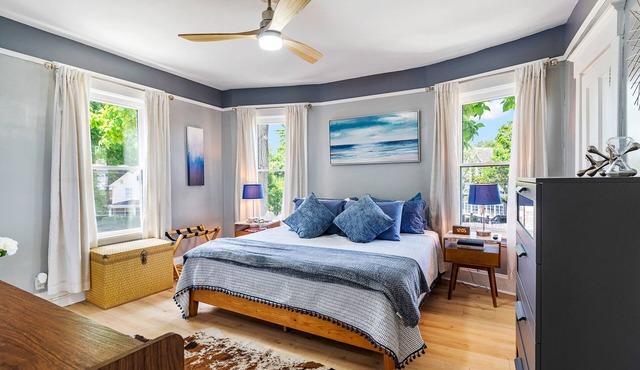 Spacious Family Friendly Gem ~ King Bed ~ Parking ~ Tons of Amenities!n