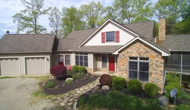 Spacious Family Friendly Lodge/Home located in the beautiful Hocking Hills.