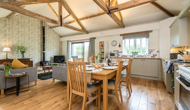 Spacious family friendly barn with luxury indoor pool & tennis courts close to the north Norfolk coa