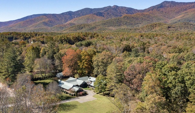 Spacious, Family Friendly, Luxury Hot Tub, Fireplaces, Theater Room, Pool Table