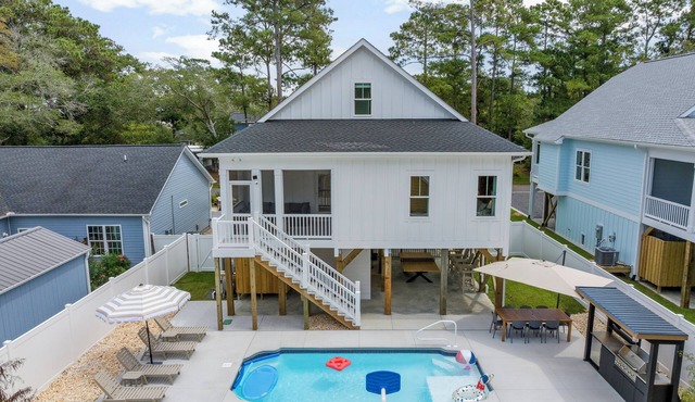 Spacious Family Friendly 4 BR Home w/Pool & Outdoor Kitchen