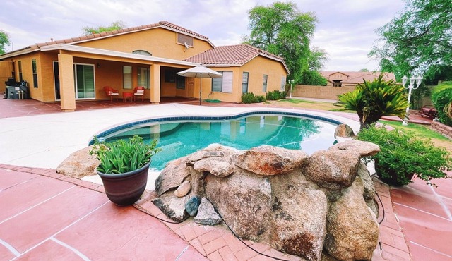 Spacious & Family Friendly Home 4bd/2ba with Pool!