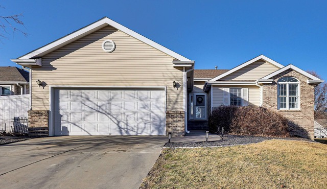 Spacious & Family Friendly! Lincoln Home w/Deck
