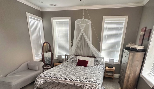 Spacious Family-Friendly w/Crib, King Bed, & Secured Parking