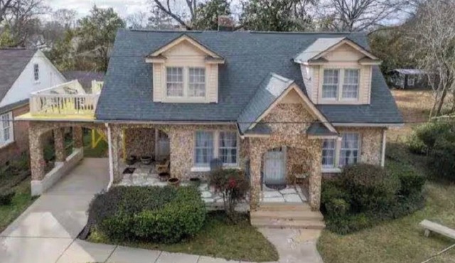 Spacious family-friendly 7-bedroom house with WiFi, AC in charming Wetumpka