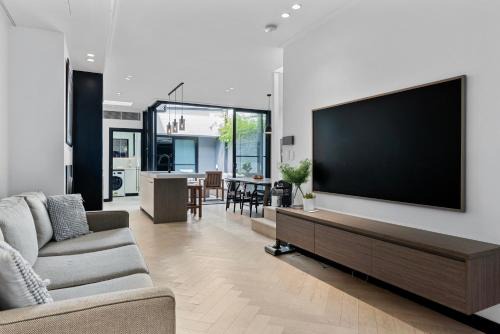 Spacious Family-Friendly 5-BR Home in Glebe