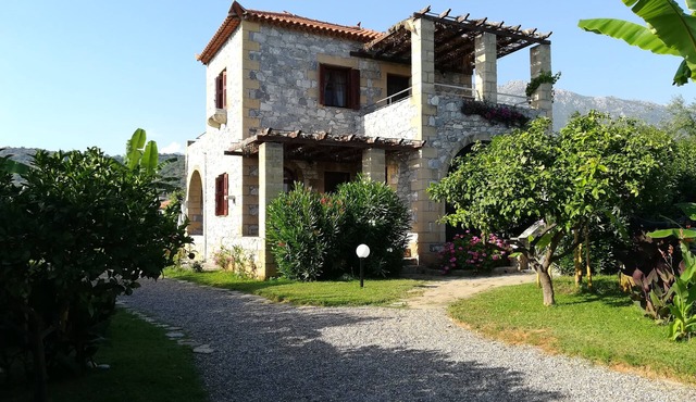 Spacious, family friendly ground floor apartment with large garden near the sea