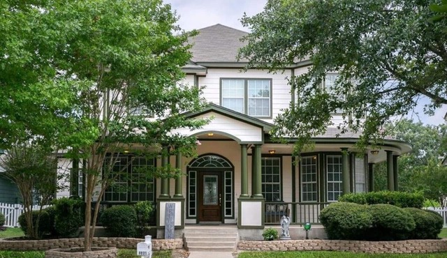 Spacious Family - Friendly Home Near Wedding Venues and Plum Creek Golf Course.