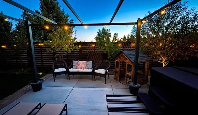 Spacious Family-friendly Private Home with Open Views in Old Farm, near Old Mill