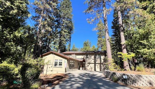 Spacious, Family Friendly, Hot Tub, Game Room, Forest View, Fireplace, 2 decks