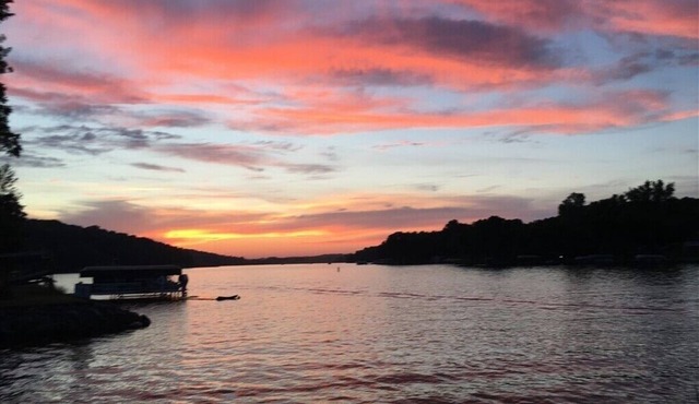 Spacious Family Friendly Cabin on the Water with Bunkhouse- Sleeps 12