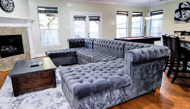 Spacious Family Gem: Near NRG Stadium-Med Center - Pool Table - BBQ -11guests