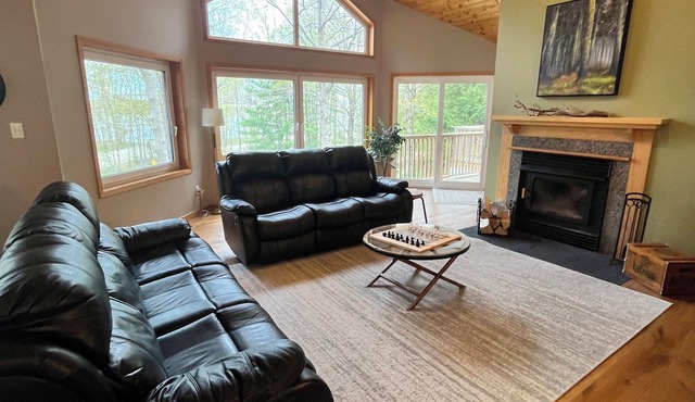 Spacious Family getaway at Lake Eugenian*Summer rentals 5 nights minimum*