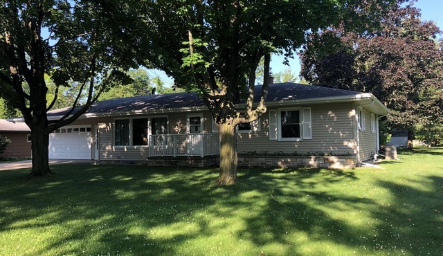 Spacious Family Getaway Walking Distance To Downtown Green Lake