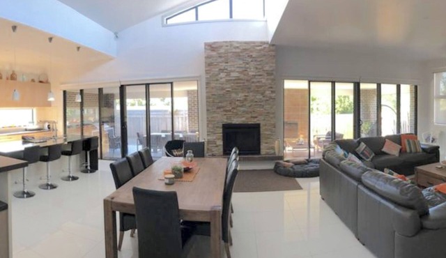 Spacious Family Getaway Indoor/Outdoor living close to beach, shops & wineries