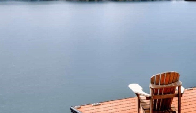 Spacious Family Getaway for 10 with Hot Tub, Lake, Gazebo, King Master