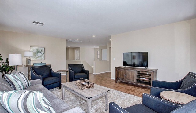 Spacious Family Getaway! 3 King beds! Pool! Legacy Park close!