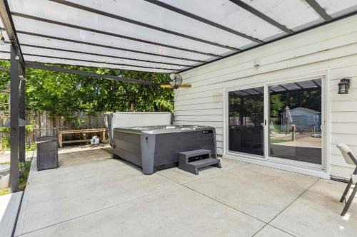 Spacious Family Getaway- Salt Water Pool & Hot Tub