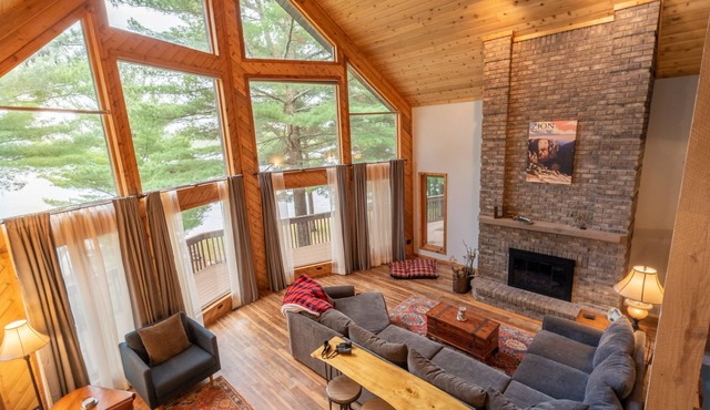 Spacious Family Getaway with Pontoon