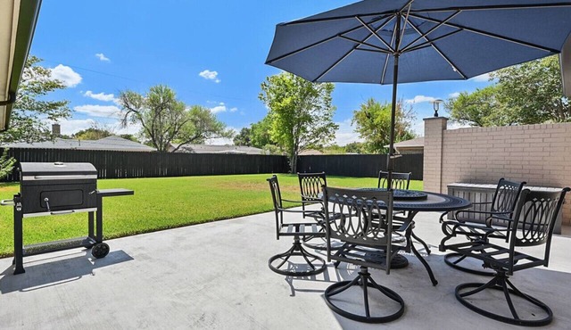 Spacious Family & Group Home + Fenced Yard