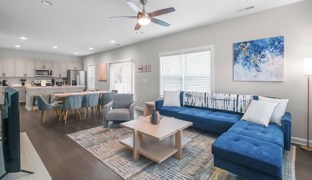 Spacious Family + Group Getaway - Fast Wi-Fi, Close to CLT Airport & Uptown