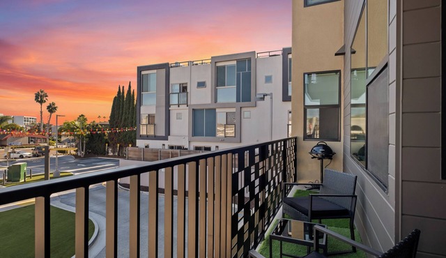 Spacious Family & Group Getaway in San Diego with EV Charger+Laundry+Balcony