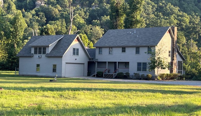 Spacious family home on the banks of the Little Red River in Heber Springs AR. n