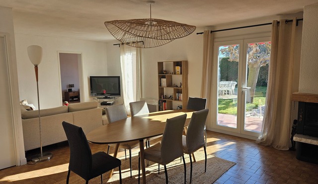 Spacious family home with large shady garden 400 m from the beach on foot