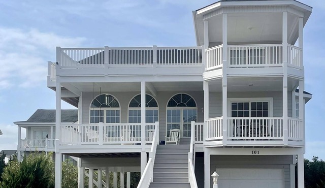 Spacious family home with private beachfront pool and clubhouse