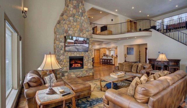 Spacious Family Home on Priest Lake Golf Course