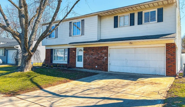 Spacious Family Home - 20 Min To Downtown Columbus. 2 Car Garage & Yard!