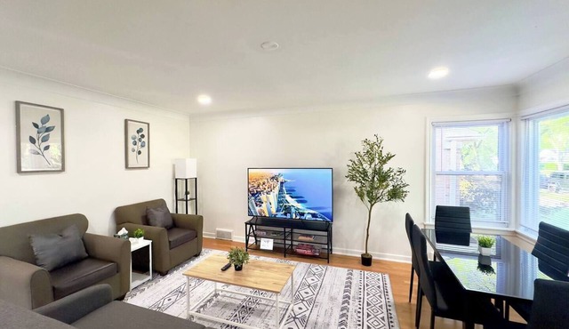 Spacious Family Home, 8bd Gem In A Prime Location!