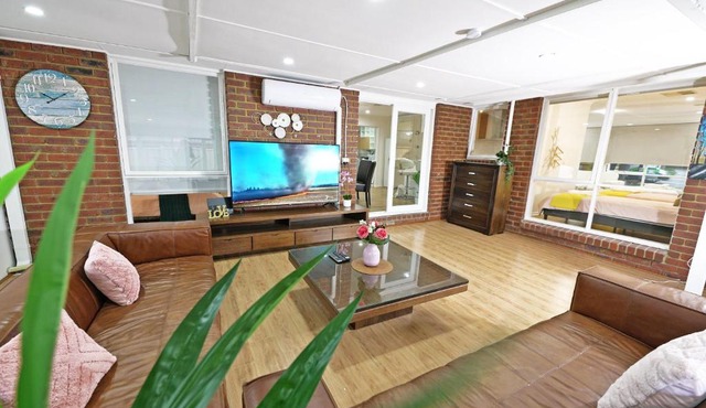 Spacious Family Home 4BRM in Hampton Park near Dandenong Ranges