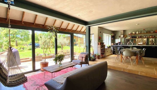 Spacious Family Home - Central Frome