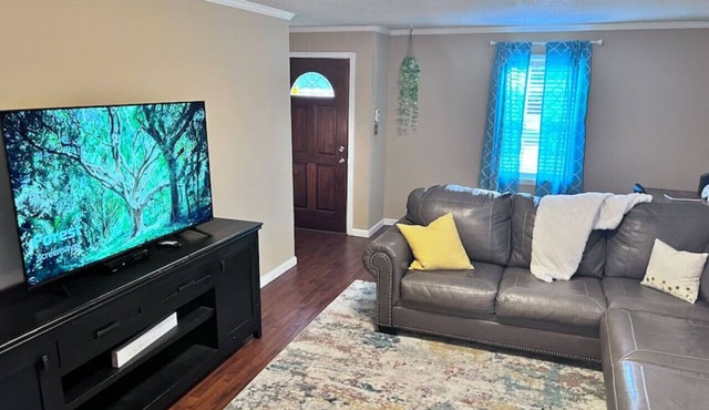 *Spacious Family Home - Downtown Gadsden!*