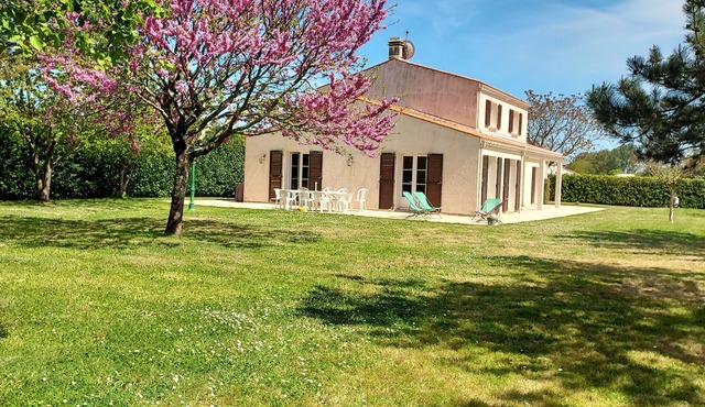 Spacious family home by the sea with large garden