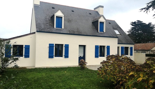Spacious family home in Groix with garden